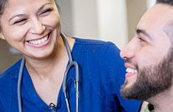 Foto de uma médica e um paciente sorridentes